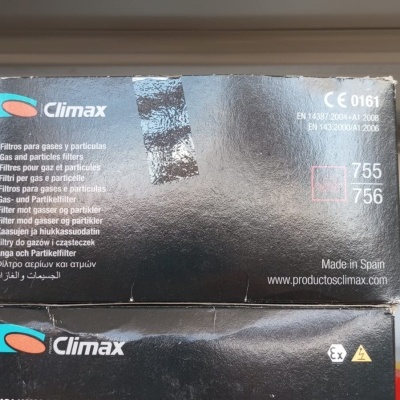 Embalagens pretas de filtros para gases e partículas Climax com informações técnicas e datas de validade