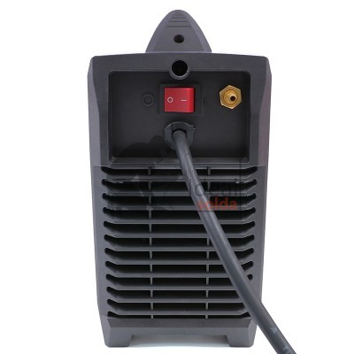 Parte traseira de dispositivo elétrico preto com botão vermelho e cabo