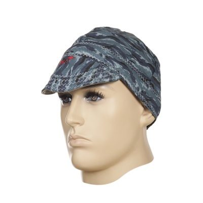 Boné camuflado azul e cinza em cabeça de manequim