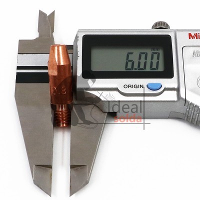 Paquímetro digital a medir um bocal de soldadura em cobre com leitura 6.00