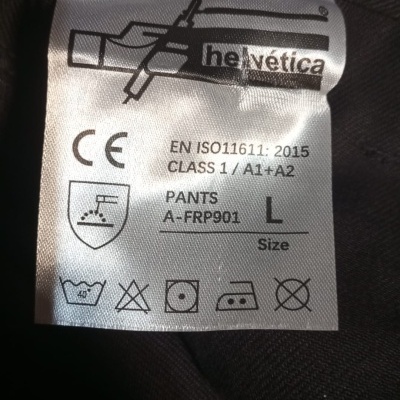 Etiqueta de roupas Helvetica com instruções e tamanho em tecido preto