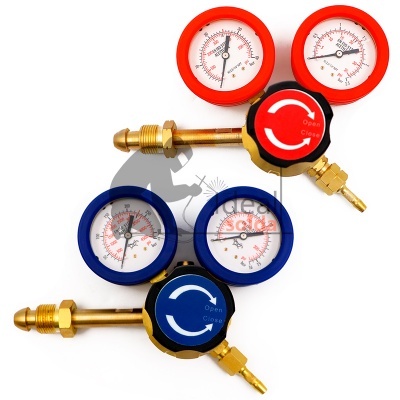 Manómetros com mostradores vermelhos e azuis e botões rotativos 'Open Close'