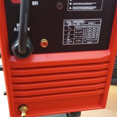 Equipamento industrial vermelho com painel preto e etiquetas técnicas