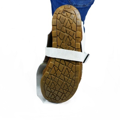 Sola de sapato desportivo com cinto branco e calças jeans azuis