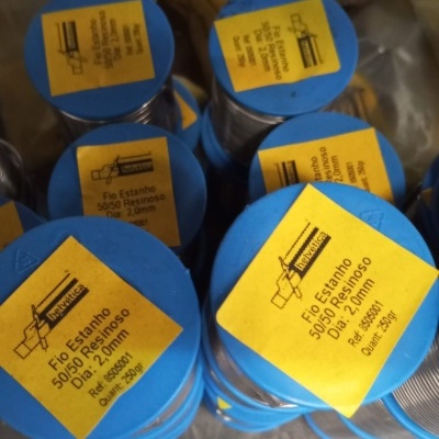 Pacotes de fio de estanho 50/50 resinoso com diâmetro 2,0 mm em embalagem azul e etiquetas amarelas.