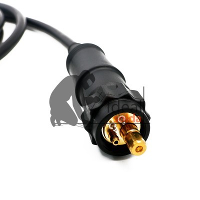 Conector circular metálico dourado num cabo preto sobre fundo branco