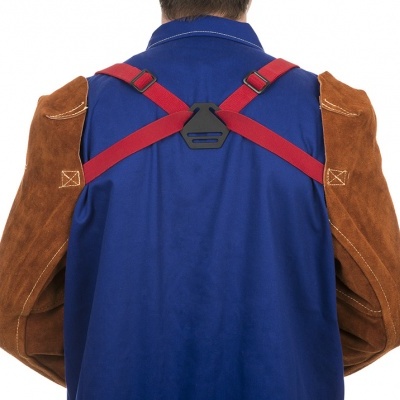Avental azul com mangas de couro castanho e alças vermelhas cruzadas nas costas