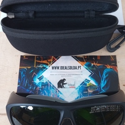 Óculos de proteção escuros com estojo preto e cartão de IDEALSOLDA.PT