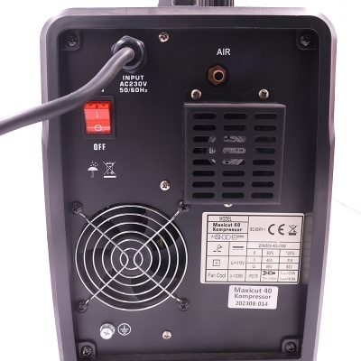 compressor Maxicut 40 preto com ventoinha e etiquetas técnicas