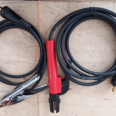 Cabos com pinça metálica e alça vermelha sobre superfície clara