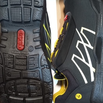 Sapatos de segurança pretos com detalhes amarelos e sola antiderrapante