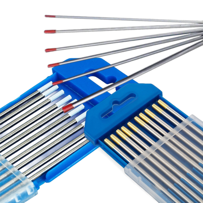 Conjunto de agulhas de metal com pontas vermelhas e embalagem azul em fundo branco