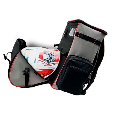 Mochila cinza e preta com saco contendo bola branca com caveira azul e vermelha