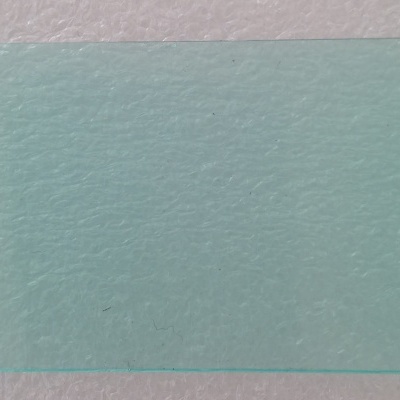 Fita adesiva azul claro com textura rugosa sobre superfície branca