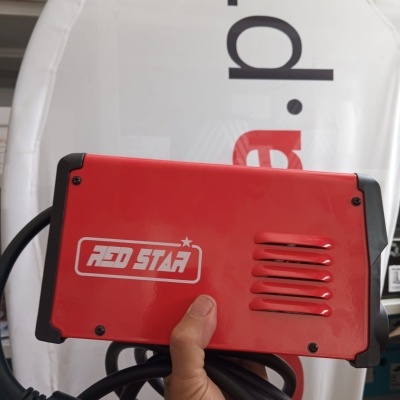 Máquina soldadora vermelha Red Star com cabo preto