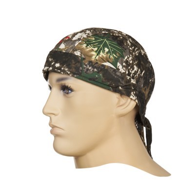Bandana camuflada com padrão de folhas verdes usada por manequim