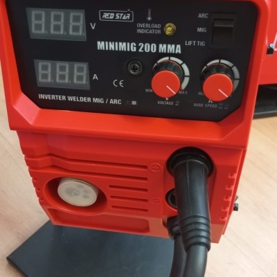 Máquina de soldar inverter vermelha RED STAR MINIMIG 200 MMA com botões e visor digital