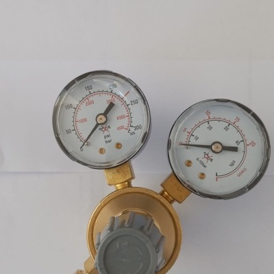 Regulador de pressão com dois manómetros e botão cinza