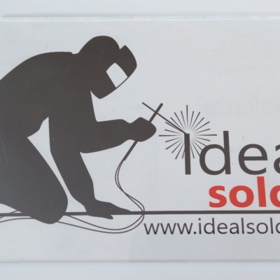 Placa acrílica com soldador e textos 'ideal solda' e 'www.idealsolda.pt'