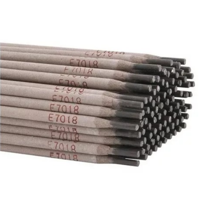 Eletrodos de soldagem E7018 empilhados lado a lado