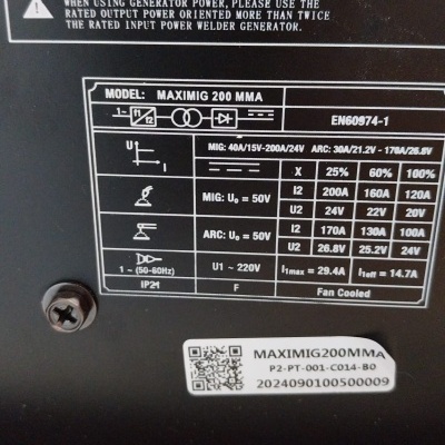 Etiqueta técnica preta de máquina de soldar MAXIMIG 200 MMA com texto branco e parafuso