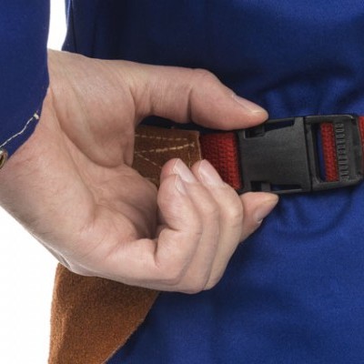 Mão segurando uma fivela preta de plástico numa cinta vermelha