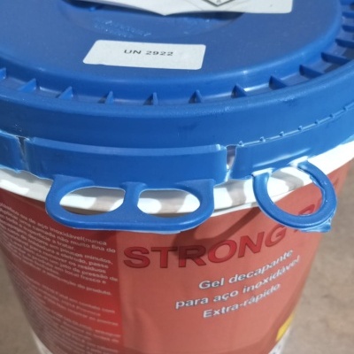 Frasco plástico com tampa azul e etiqueta vermelha com texto STRONG e gel decapante para aço inoxidável