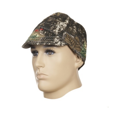 Boné camuflado com padrão vegetal em manequim sobre fundo branco