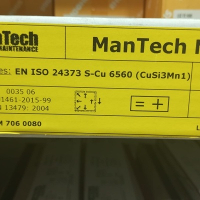 Etiqueta amarela de embalagem de produto ManTech M706 com informações técnicas e código.