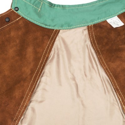 Peça de roupa com tecido castanho, interior bege e gola verde com botão preto