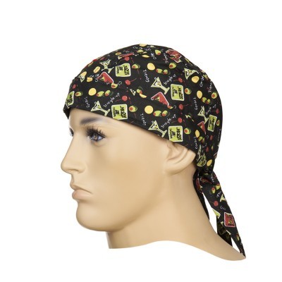 Bandana preta com padrão colorido de bebidas e letras brancas amarrada na cabeça de manequim