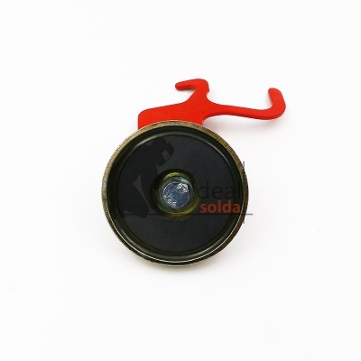 Rolo metálico redondo com superfície preta e haste vermelha