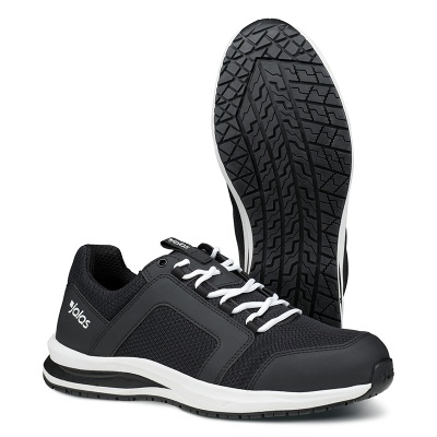 Par de sapatilhas desportivas pretas com atacadores brancos e sola antiderrapante