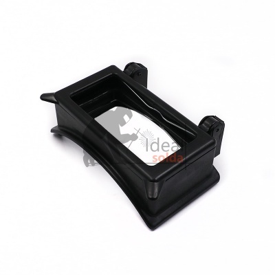 Peça plástica preta retangular aberta com relevos triangulares em fundo branco