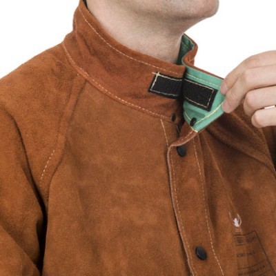 Casaco castanho de camurça com fecho de velcro preto e interior verde