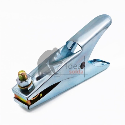 Cabo de solda metálico prateado com parafuso de fixação dourado sobre fundo branco