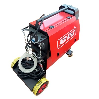 Máquina de soldar vermelha e preta RED STAR com rodas amarelas e cabos