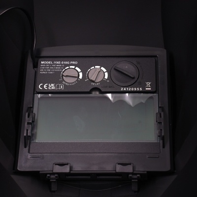 Painel de controlo preto de dispositivo electrónico com botões e visor