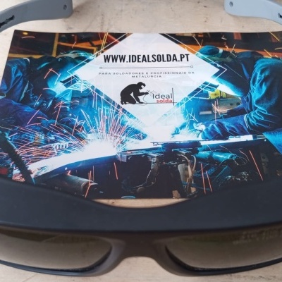 Óculos de proteção cinzentos com folheto de soldadura colorido