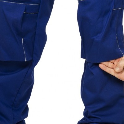 Calças de trabalho azul-escuro com bolsos grandes e costura branca em ambiente neutro