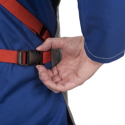 Cinto vermelho com fivela plástica preto e mão fechando-o em roupa azul