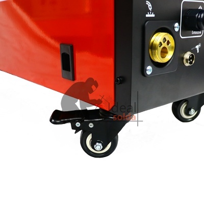 Detalhe de roda com travão e painel de equipamento industrial preto e vermelho