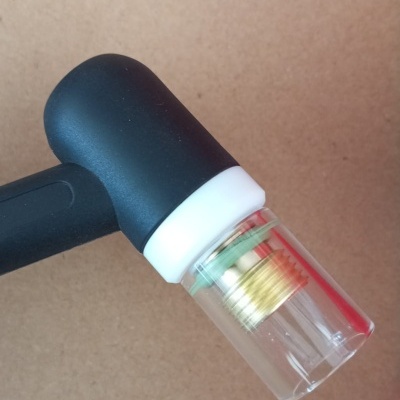 Conector em ângulo 90 graus com ponta transparente e componentes dourados