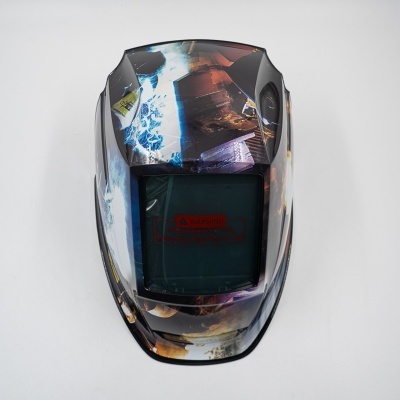 Máscara de soldadura colorida com visor escuro e texto de aviso