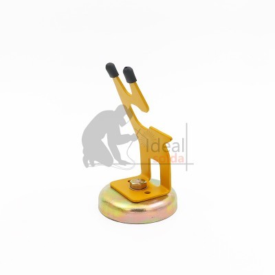 Suporte metálico amarelo com base redonda dourada e cavilhas pretas