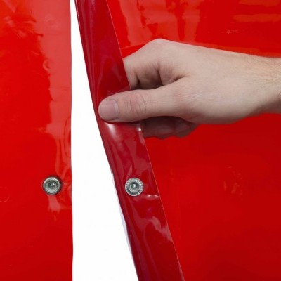 Peças vermelhas de plástico brilhante com rebites metálicos e mão a segurar uma delas