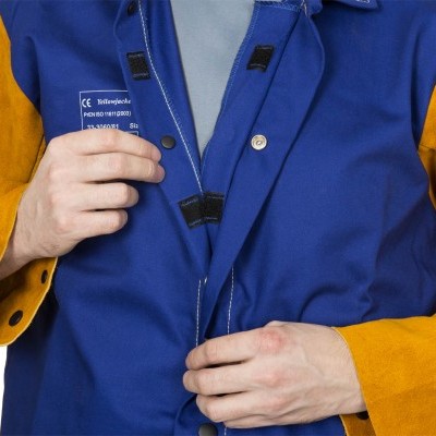 Casaco azul com mangas amarelas e etiqueta com texto