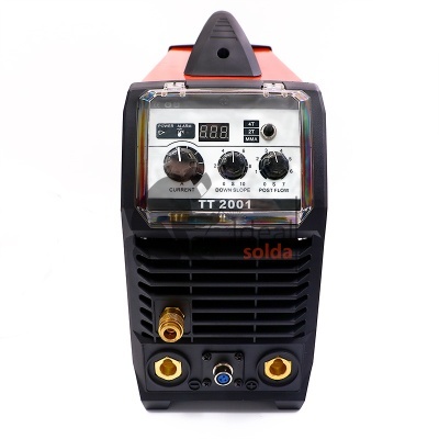 Equipamento de soldagem TT 2001 preto e vermelho com botões, visor digital e conectores