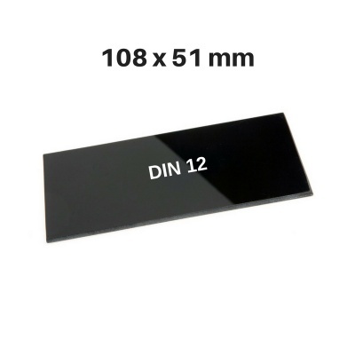Placa preta retangular com texto DIN 12 e medidas 108 x 51 mm
