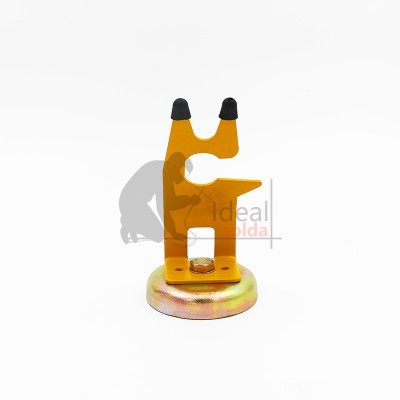 Suporte metálico amarelo com base circular dourada em fundo branco